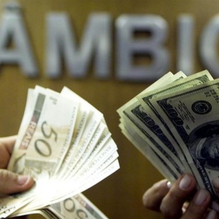 D�lar cai a R$ 5,20 e tem menor patamar desde maio de 2024