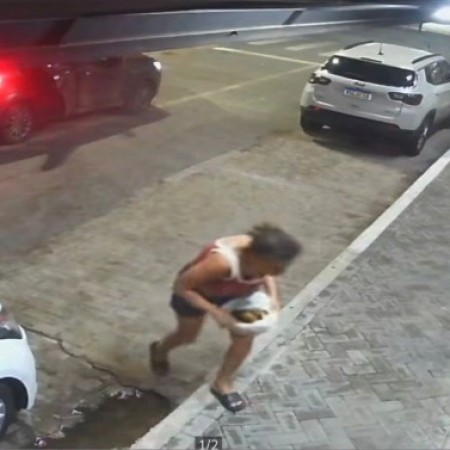 C�meras flagram no Centro de Patos despejo de material associado a trabalho espiritual em frente a sal�o 