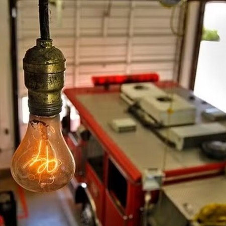 Nunca apagou? L�mpada completa 125 anos em quartel de bombeiros na Calif�rnia