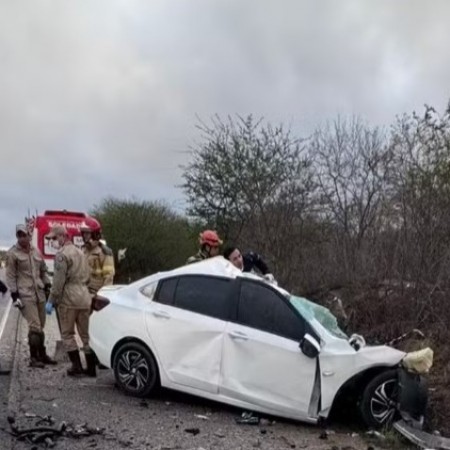 Acidente entre carro e carreta deixa cinco mortos na BR-230, na Para�ba