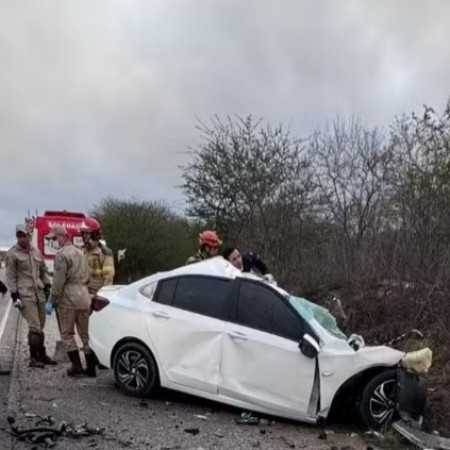 Carro com pai, m�e e filho mortos em acidente com carreta invadiu a contram�o, diz IPC