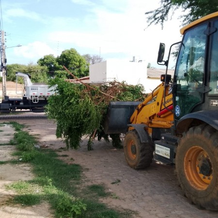 Bairros de Patos recebem a��es diversas da Secretaria de Infraestrutura e Servi�os P�blicos