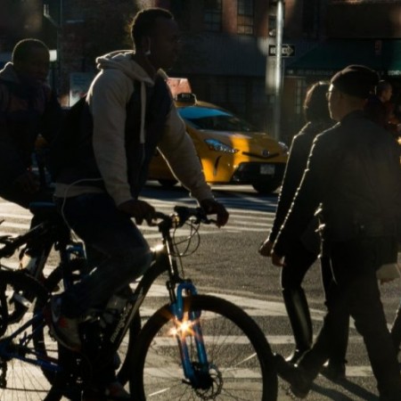 A falta de respeito entre motoristas, ciclistas e pedestres no tr�nsito