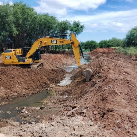 Prefeitura de Patos realiza limpeza do canal da Ant�nio F�lix no bairro Vit�ria
