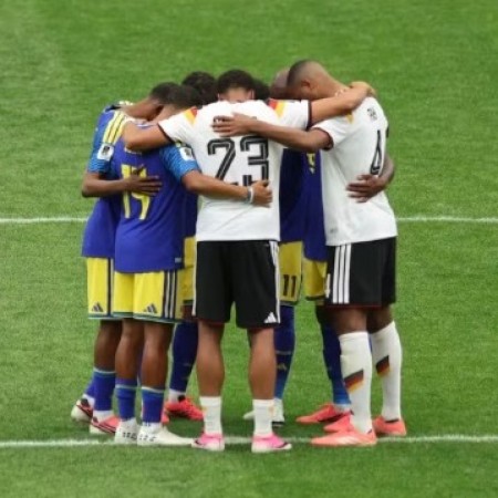 Jogadores de Alemanha e Cura�ao se abra�am e oram juntos ap�s goleada de 7 a 1 na Copa