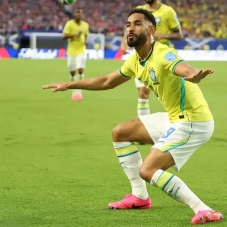 Matheus Cunha se firma no ataque, e Douglas Santos segue seguro em nova vit�ria do Brasil 