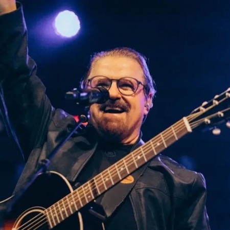 Asaph Borba celebra 50 anos de carreira reunindo seus grandes sucessos em �lbum