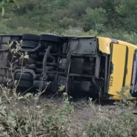 �nibus com mais de 40 romeiros tomba e deixa mortos e feridos no Cear�