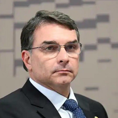 Fl�vio Bolsonaro perde apoio at� entre bolsonaristas por tarifa�o de Trump, diz pesquisa