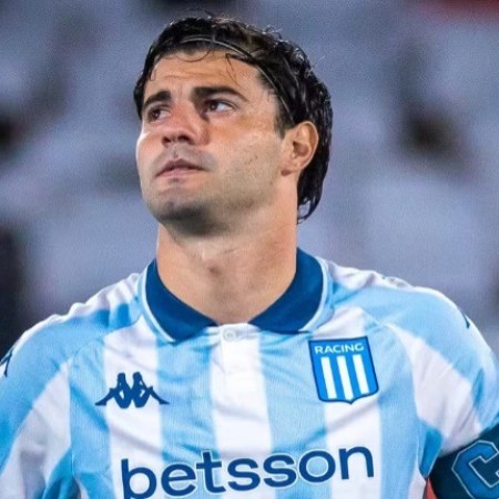 Vasco encaminha a contrata��o de volante do Racing por mais de R$ 35 milh�es