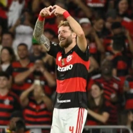 Besiktas entrega para a diretoria do Fla oferta oficial por L�o Pereira
