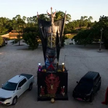 Est�tua de 11 metros em homenagem ao Diabo � constru�da no Cear�