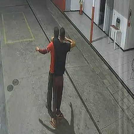Dupla � presa quando comemorava assalto a posto em Condado; um dos homens usava tornozeleira eletr�nica