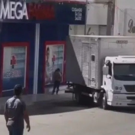 [V�DEO] Caminh�o perde o freio e atropela mulher e crian�a no Sert�o da Para�ba