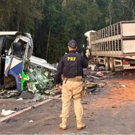 Acidente entre �nibus e carreta em estrada do Paran� deixa 22 mortos