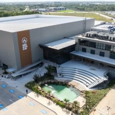 Megaigreja com lago artificial de batismo, tecnologia de est�dio de futebol, cafeteria e fragr�ncia exclusiva � inaugurada no ES