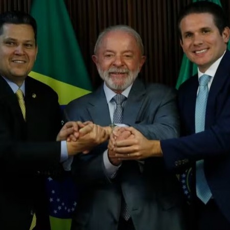 Lula, Alcolumbre e Hugo Motta almo�am hoje para dar fim definitivo a 'taxa das blusinhas'