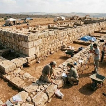 Arque�logos descobrem ru�nas que podem estar relacionadas ao local da Arca da Alian�a
