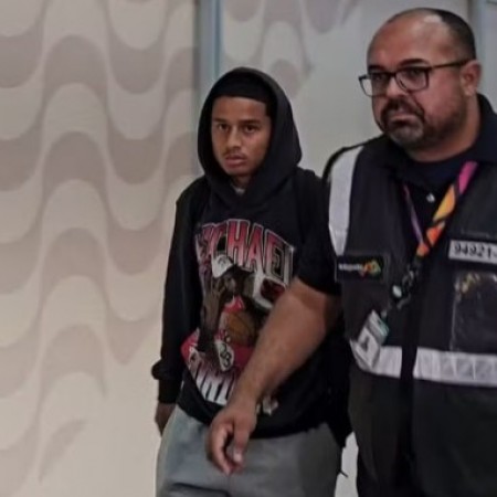 Anthony Valencia desembarca no Rio de Janeiro para assinar com o Flamengo