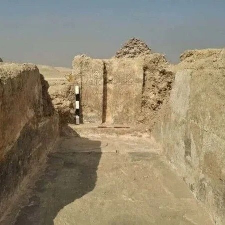 Tumba de 4 mil anos revela porta ilus�ria e artefatos no Egito antigo