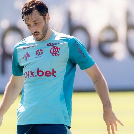 Flamengo e River Plate se acertam, e lateral Vi�a ser� emprestado ao Cruzeiro