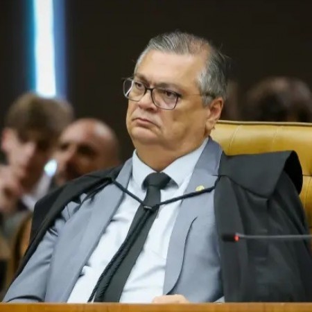 Defesa de Fl�vio Bolsonaro tentou quatro vezes redirecionar de Dino para Mendon�a investiga��o sobre 'Dark Horse'