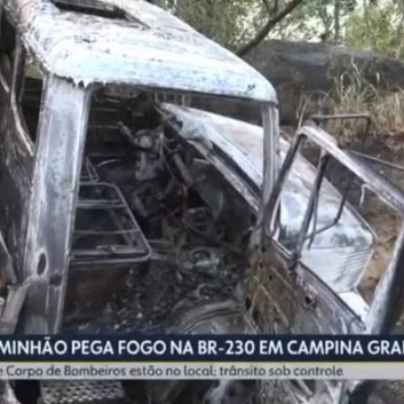 [V�DEO] Caminh�o pega fogo na BR-230, em Campina Grande, ap�s acidente