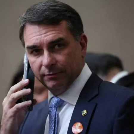 Dossi� de ex-s�cio revela rede de favores, prostitui��o, orgias, mimos de luxo e press�es contra Fl�vio Bolsonaro