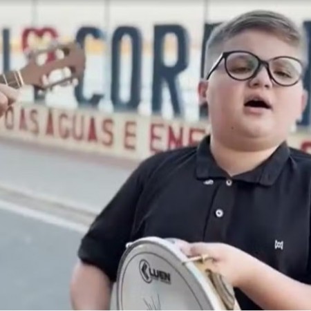 Aos 11 anos, Leozinho do Samba conquista seguidores cantando cl�ssicos da m�sica brasileira