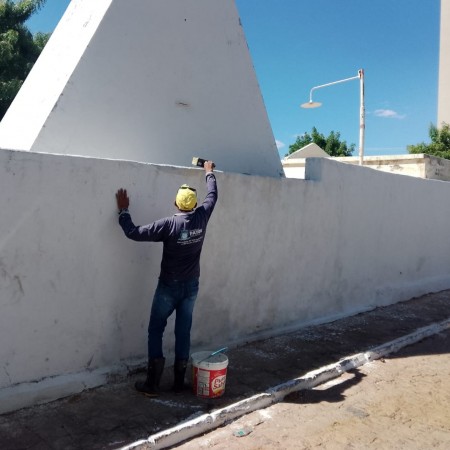 Prefeitura inicia prepara��o dos cemit�rios para o Dia de Finados em Patos