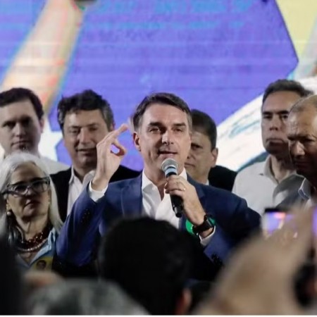 Fl�vio Bolsonaro recua e diz que vai ao debate da Band ap�s Lula confirmar presen�a
