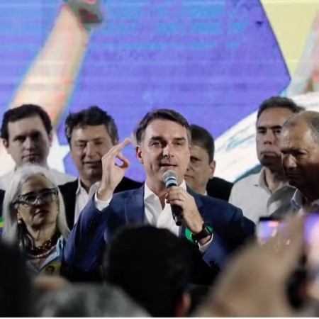 Press�o do PT e cr�ticas de bolsonaristas fazem Fl�vio recuar e aceitar debate com Lula
