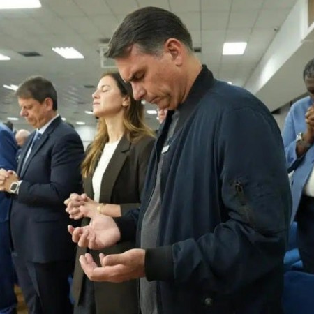 Frente de evang�licos repudia 'a��o covarde' de Fl�vio Bolsonaro ao fugir do Brasil