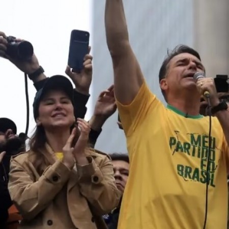 Argentina informa que Fl�vio Bolsonaro entrou no pa�s e seguiu para o Equador