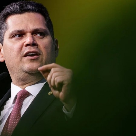 Davi Alcolumbre aceita negociar anistia a Bolsonaro em troca de apoio � reelei��o no Senado