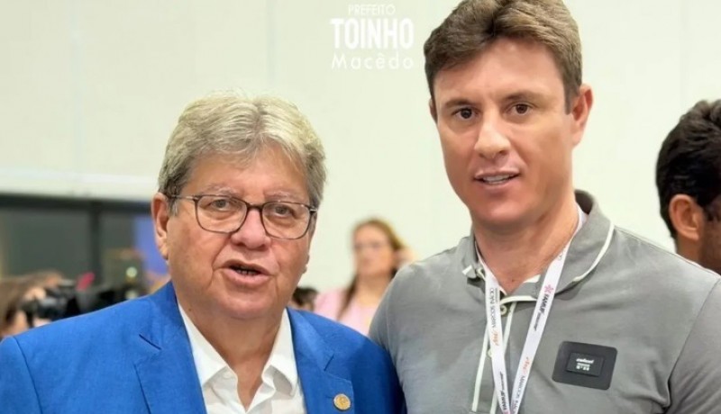 Prefeito Toinho Macedo leva demandas de Areia de Bara�nas ao governador no 3� Confep