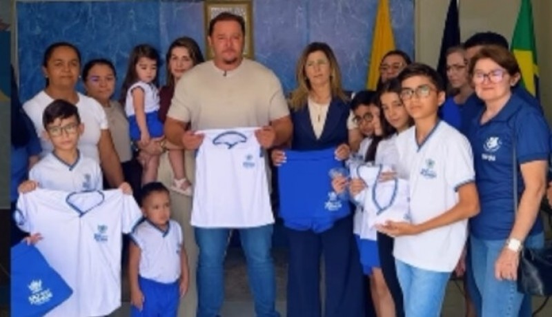 Prefeitura de S�o Mamede entrega novos fardamentos e 20 computadores para rede de ensino
