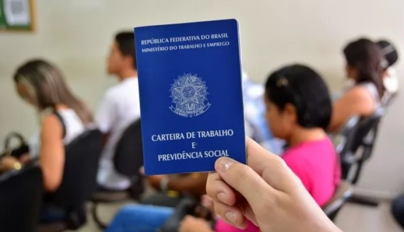 Desemprego mais longo cai 21,7% e � o menor j� registrado pelo IBGE