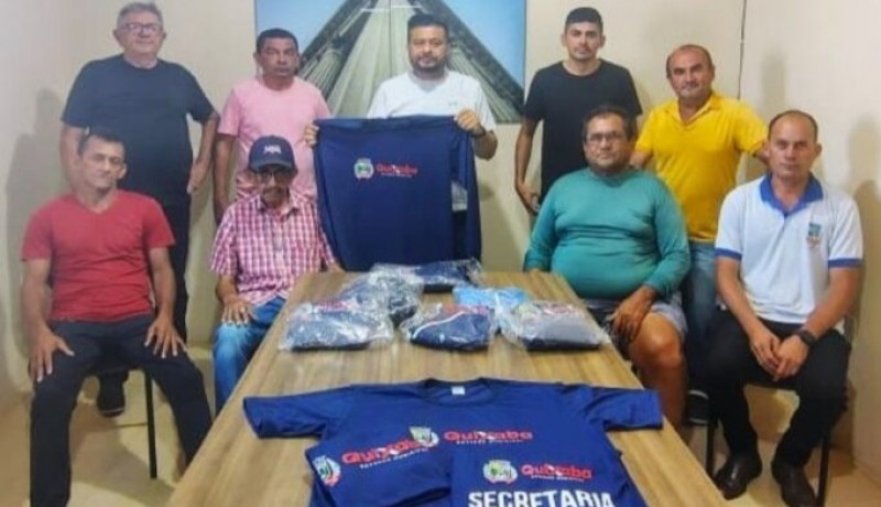 Prefeitura de Quixaba faz entrega de fardamentos a servidores de transportes 