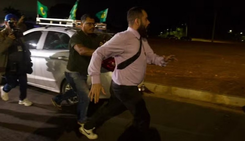 Viglia convocada por Flvio Bolsonaro em favor do pai termina em confuso; vdeo