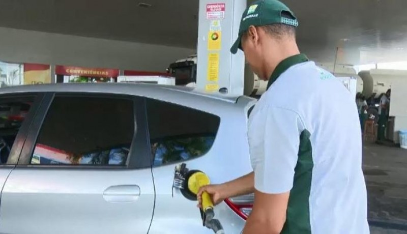 Gasolina cai 16,4% nas refinarias, mas sobe 37,1% nos postos desde 2022