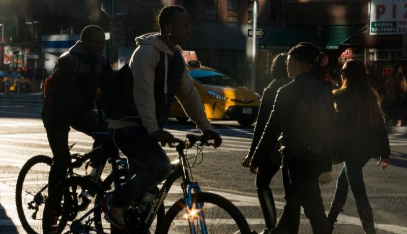 A falta de respeito entre motoristas, ciclistas e pedestres no tr�nsito