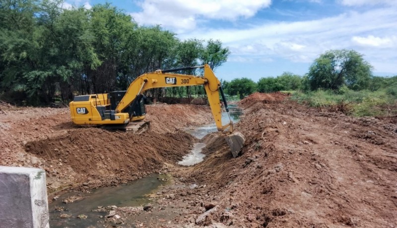 Prefeitura de Patos realiza limpeza do canal da Ant�nio F�lix no bairro Vit�ria