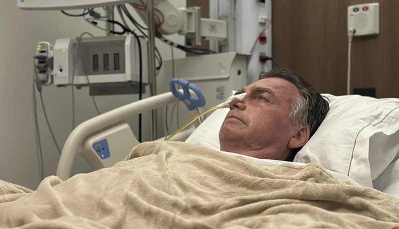 Bolsonaro passa por exames e � diagnosticado com broncopneumonia