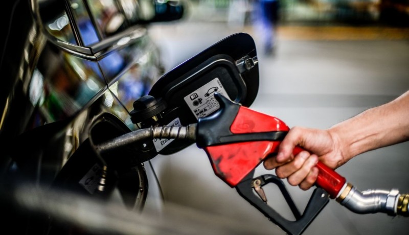 Por que os pre�os da gasolina e diesel demoram a cair nos postos