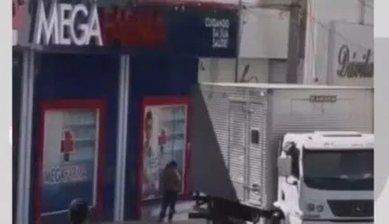 [V�DEO] Caminh�o perde o freio e atropela mulher e crian�a no Sert�o da Para�ba