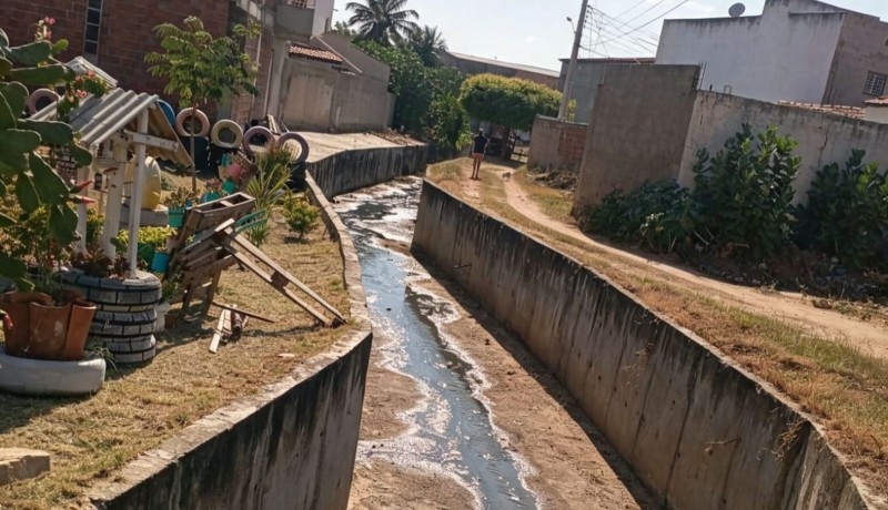 Prefeitura de Patos mant�m limpeza peri�dica de canais de �guas pluviais