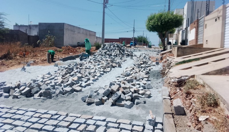 Prefeitura de Patos mant�m servi�os de cal�amento em quatro bairros da cidade