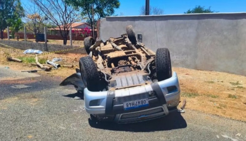 Homem morre ap�s capotar caminhonete na PB-323, em Catol� do Rocha