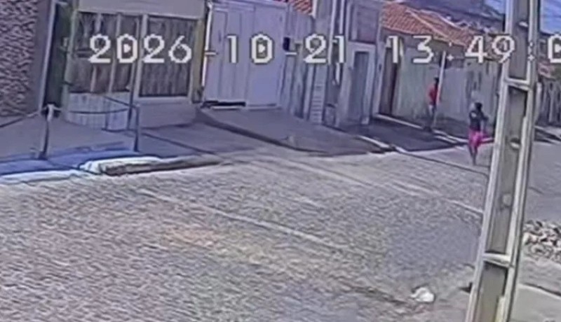 Homem � preso ap�s ferir mulher com faca em Pianc�; c�meras flagram crime